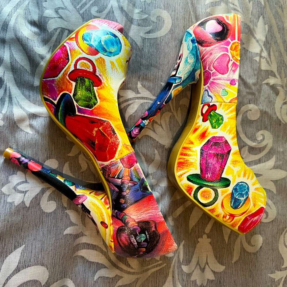 Latisha Wood candy and skulls pumps sz 6